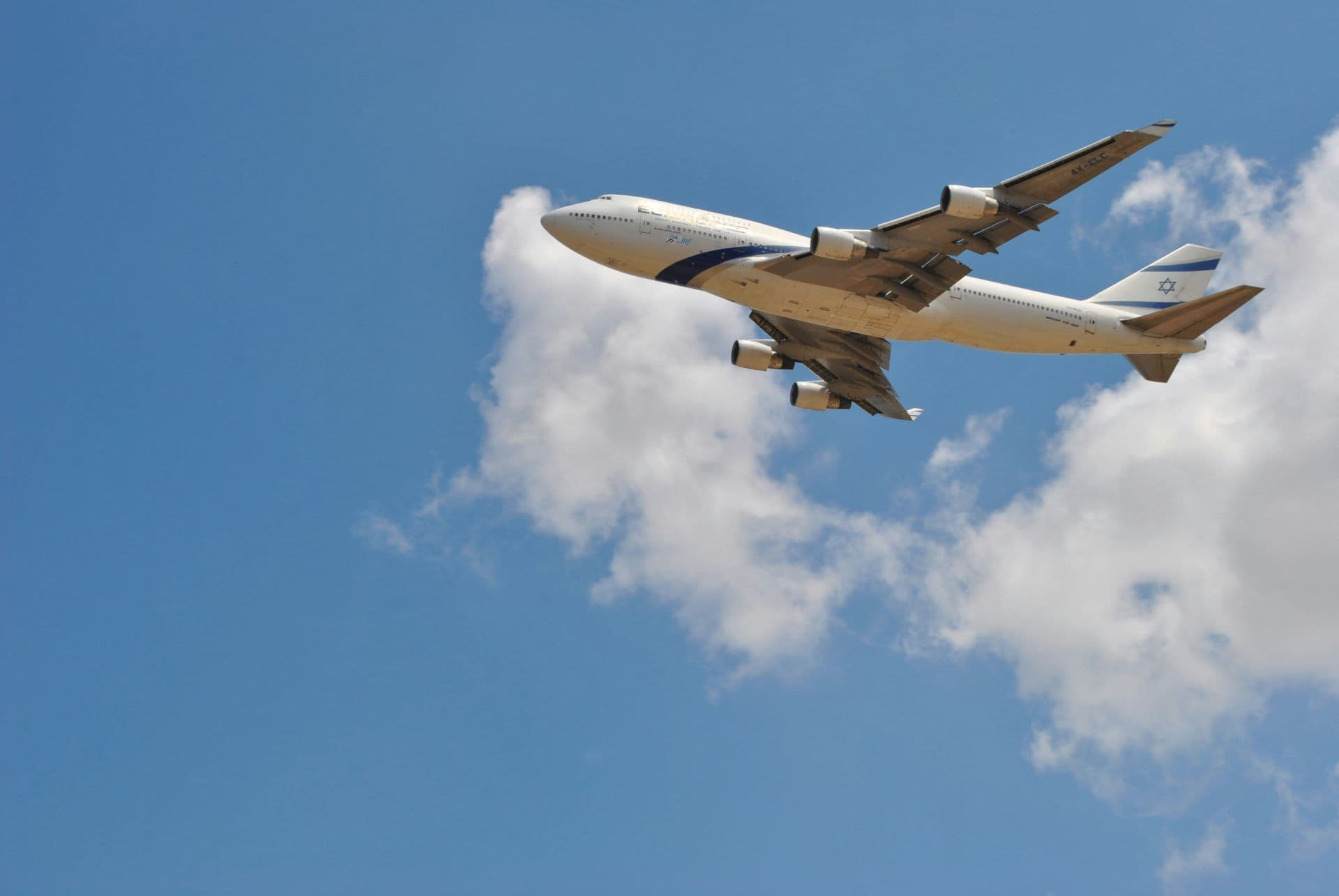 Why Airline Reliability Outweighs Luxury for Modern Tourists