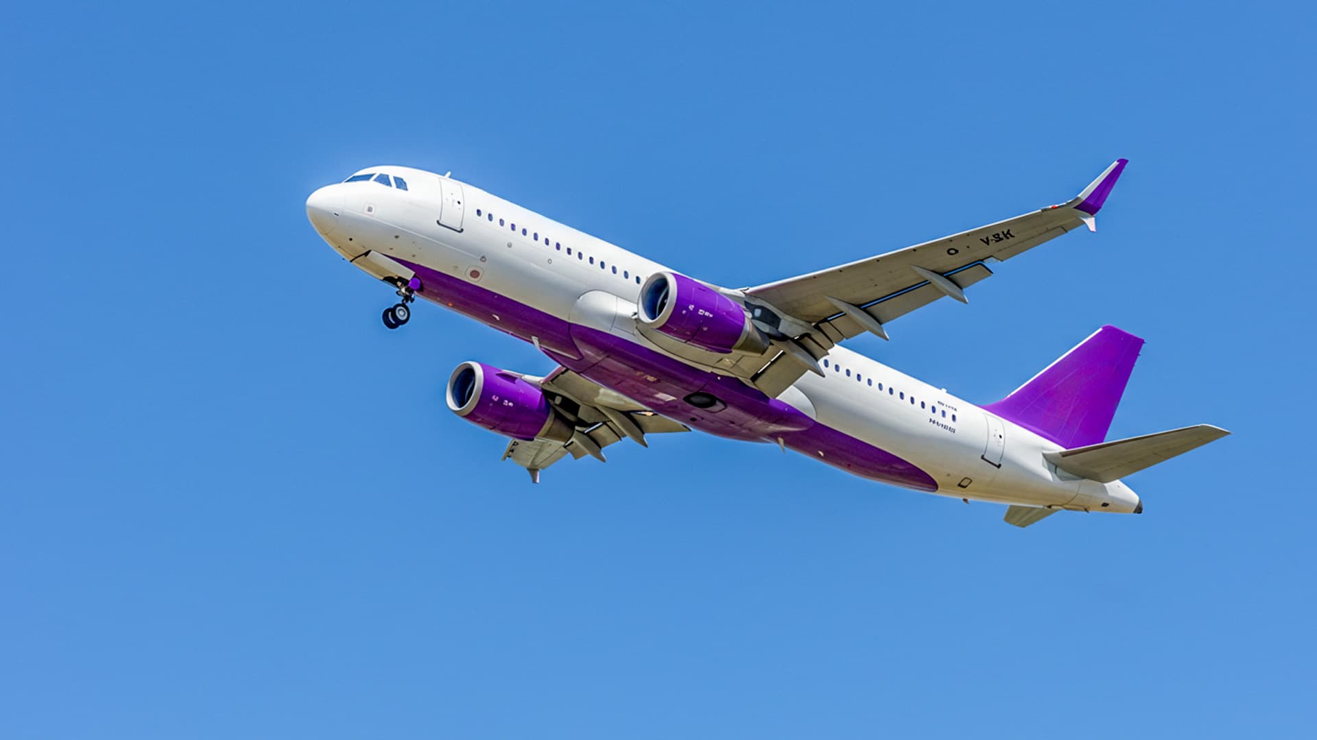 Low-Cost Carriers vs Full-Service Airlines in 2025: Who’s Gaining, Who’s Losing?