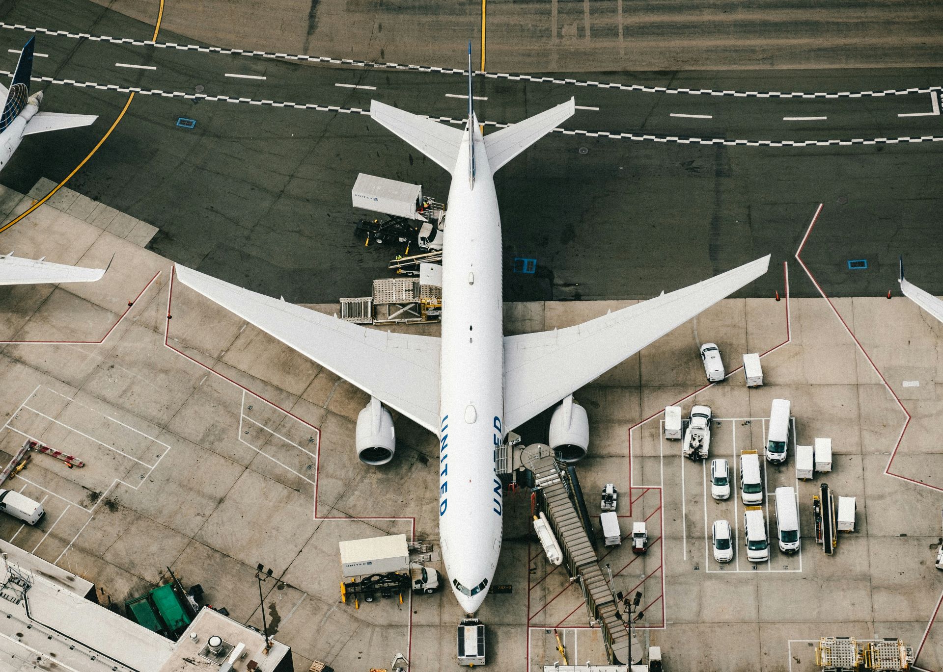 airline-cargo-vs-passenger-travel-economics-explained-1