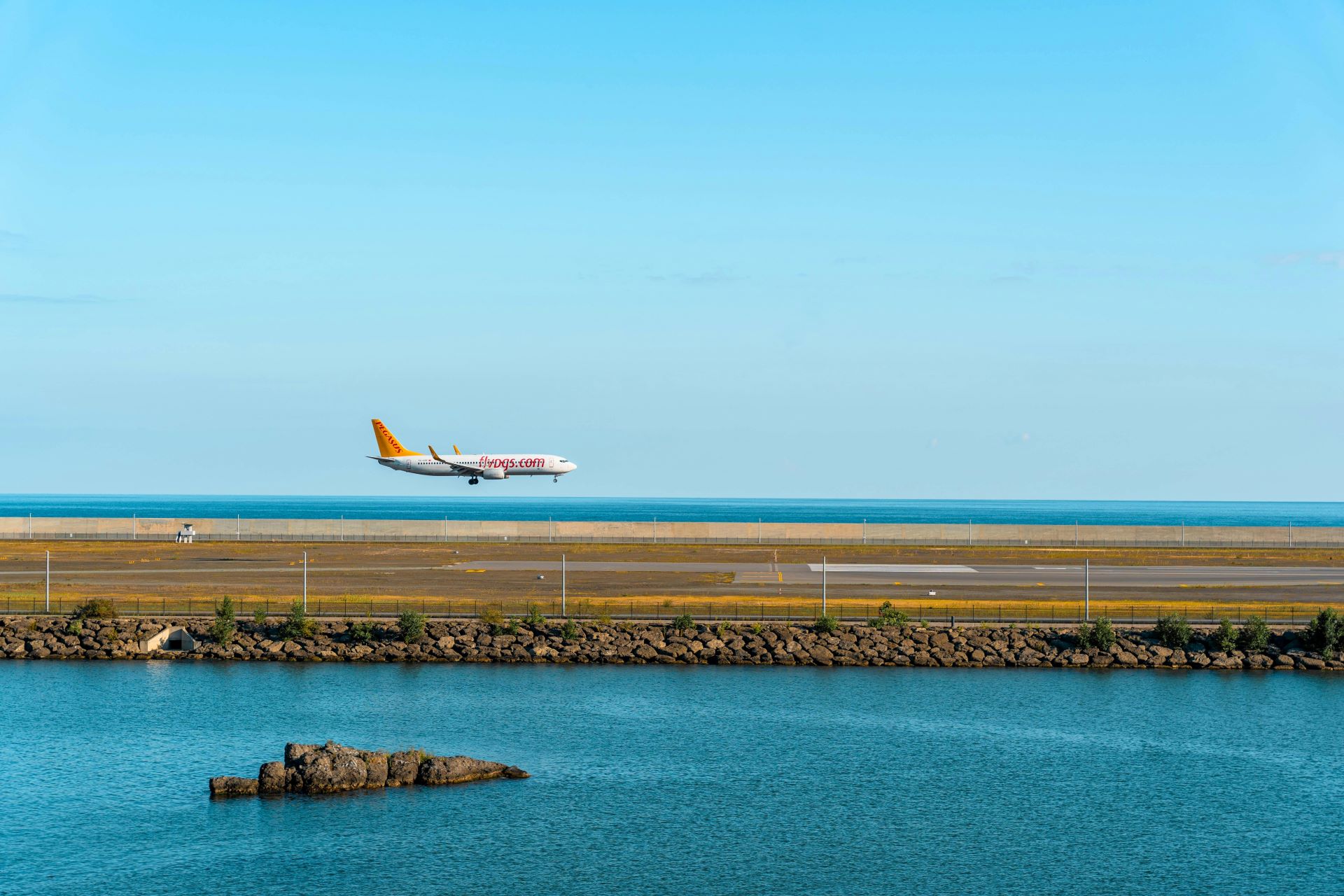 how-aviation-fuels-coastal-tourism-through-seasonal-demand