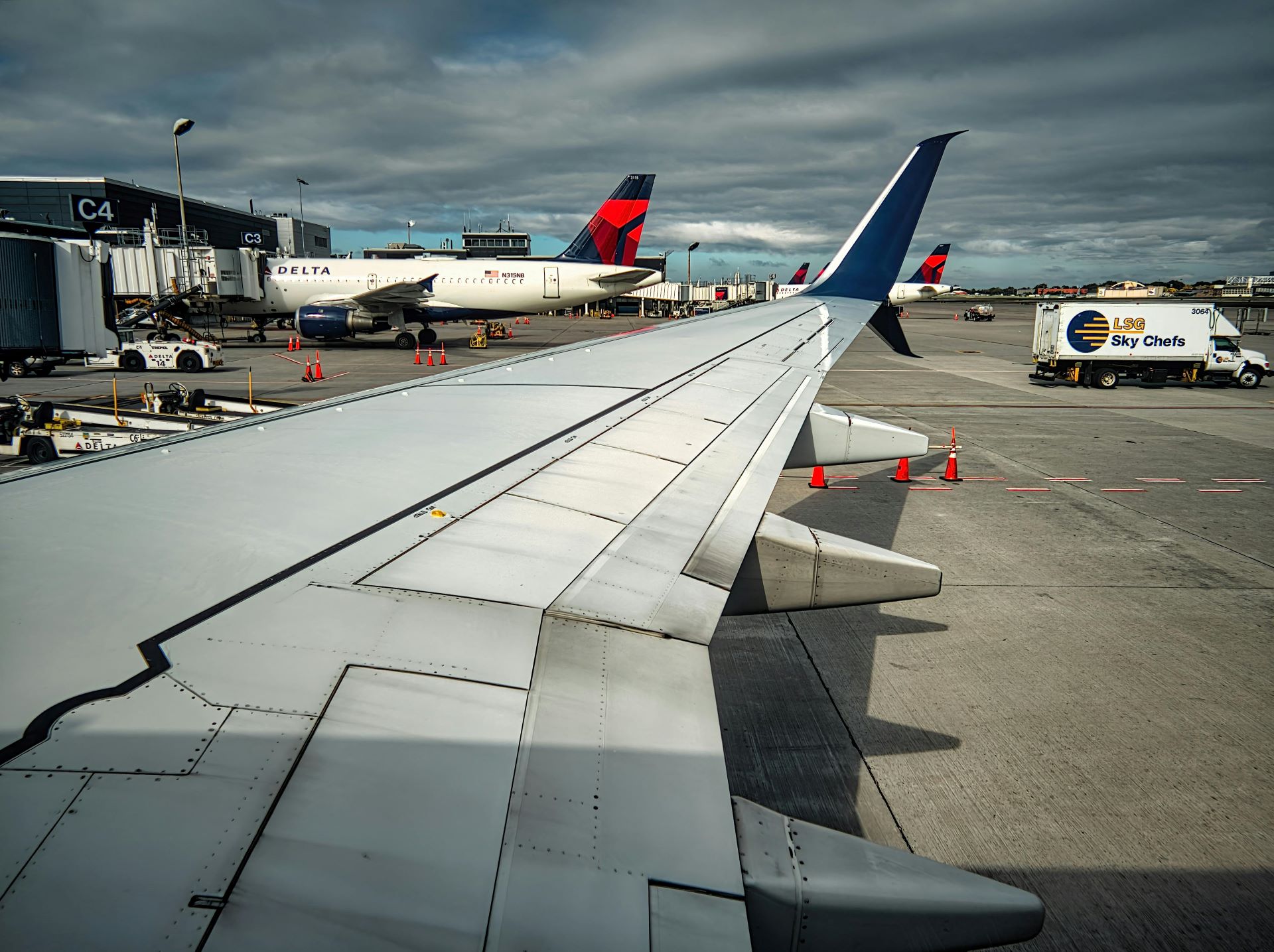 airline-cargo-vs-passenger-travel-economics-explained
