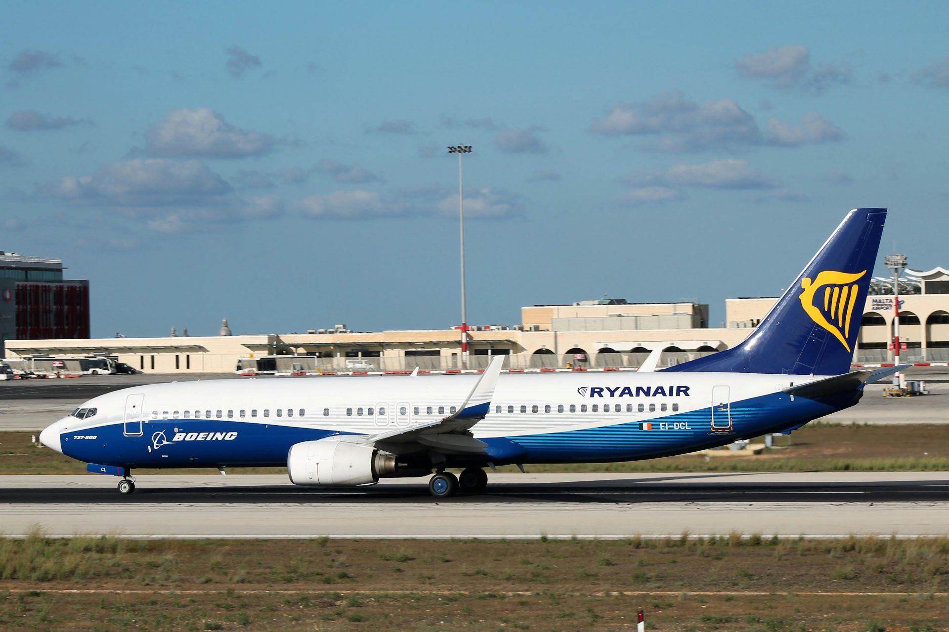 seasonal-airline-promotions-for-holiday-tourism-how-airlines-maximise-festive-travel-peaks-1.jpg